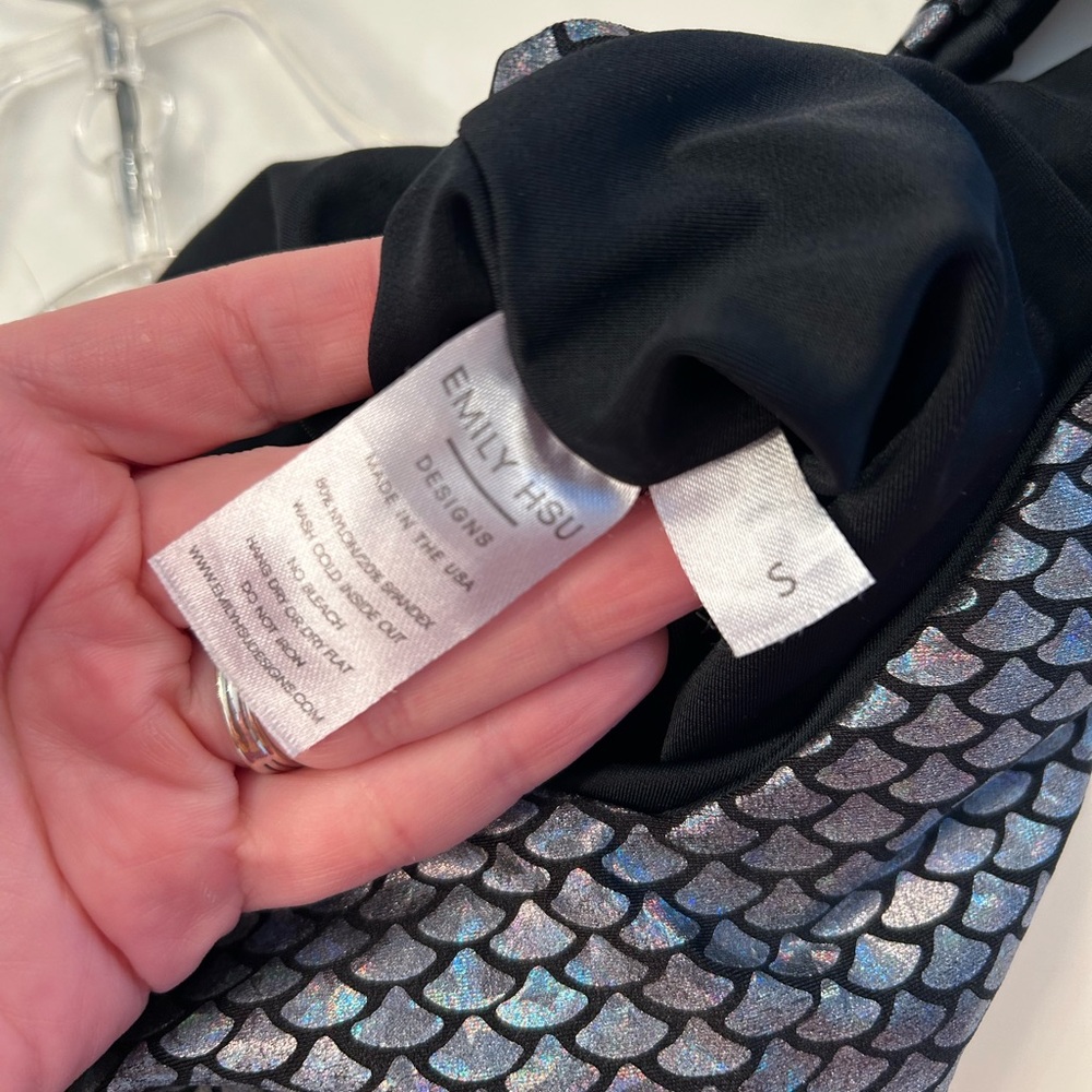 Emily Hsu active women Sz small Holographic Scale-Print bra Top Black/silver - Picture 6 of 6